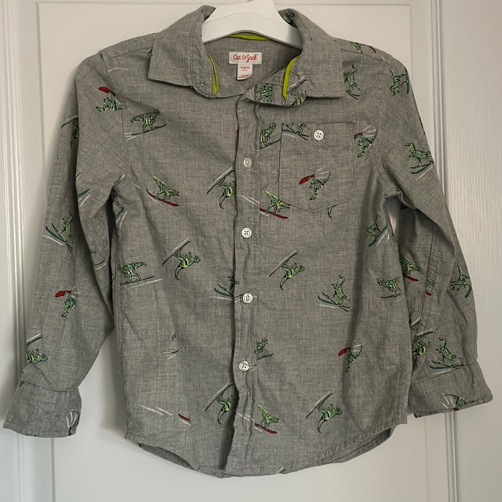 Cat & jack Dino skiing long sleeved flannel. Button up Suze S6/7